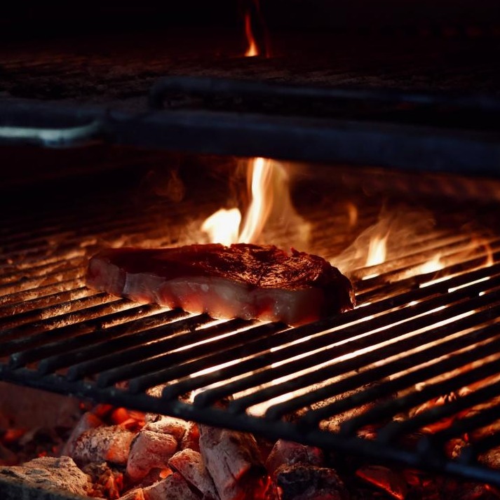 Viande cuite à la braise au Bistro La Gare