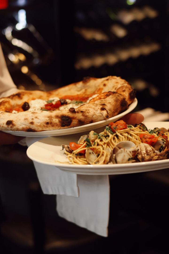 Pizza et spaghetti alle vongole au Bistro La Gare Restaurant traditionnel Saint Ismier