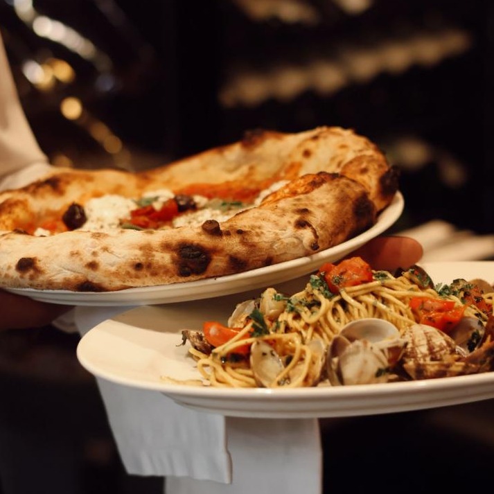 Pizza napoletana et spaghetti alle vongole au Bistro La Gare